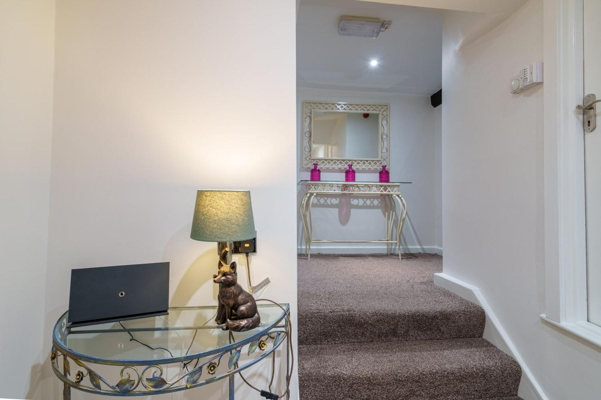 Library View Apartment Кендал Экстерьер фото